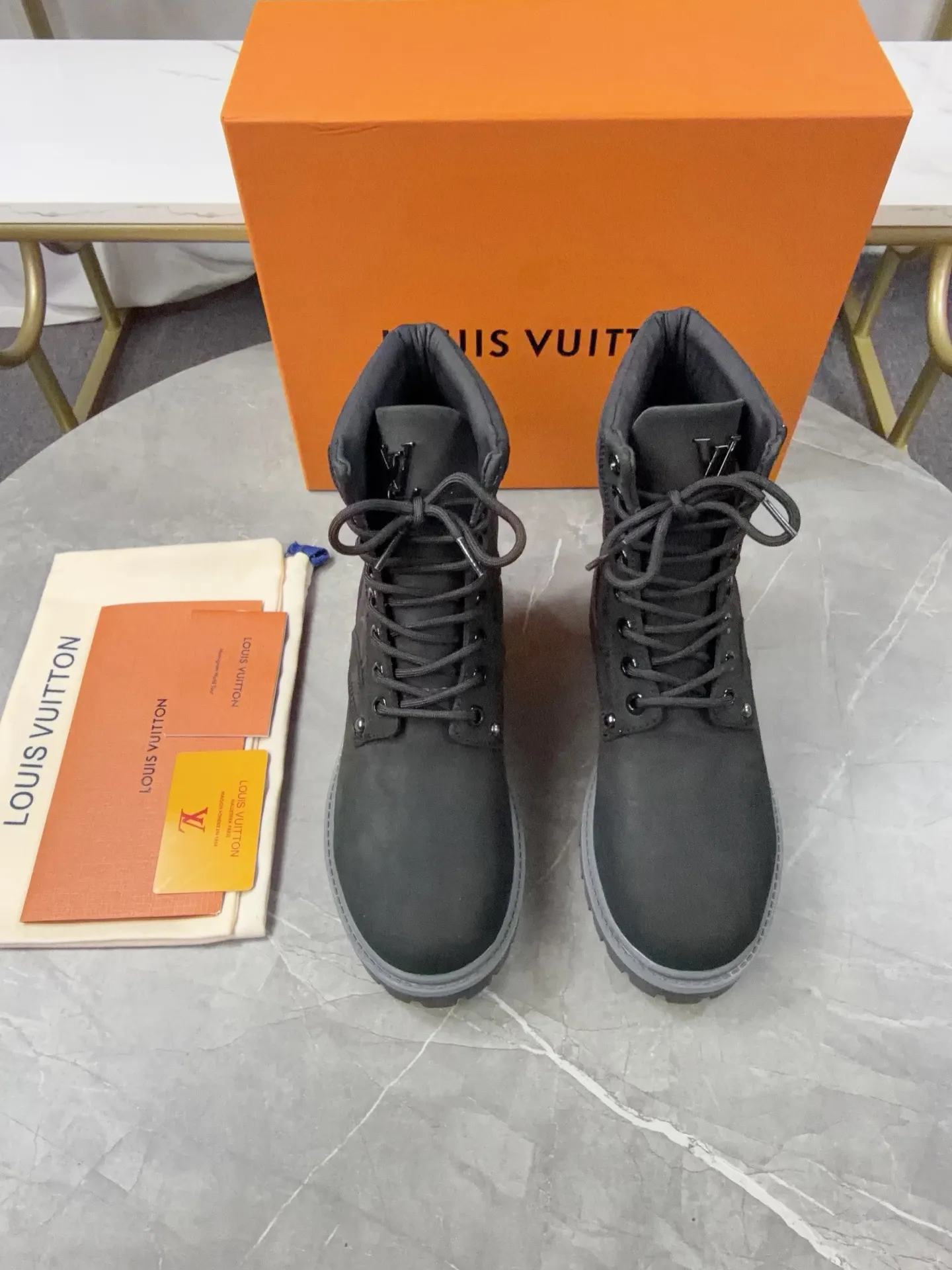 p720🐮🐮2025 top version: couple style LV presbyopia, embossed rhubarb boots, ankle boots, embossed waterproof nubuck cowhide boots, relying on the brand's exquisite craftsmanship to carefully reshape the classic T 6-inch boot shape in Italy to create an American-style autumn and winter men's and women's wear show. The original laces and outsole are exquisitely detailed, and the leather label expresses the cooperation logo. Exquisite packaging at the delivery counter🛍📦 ▪️Fabrics: Original customized imported first-layer cowhide ▪️Inner lining: Original customized leather lining/mesh lining ▪️Outsole: Original molded anti-slip rubber material ▪️Sole thickness: 3.5CM ▪️Size: 35-40 for women and 39-46 for men